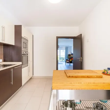 Albufeira-old Town, Luxury & Comfy 2 Bedrooms דירה *