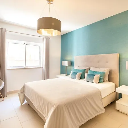 Albufeira-old Town, Luxury & Comfy 2 Bedrooms אלבופיירה