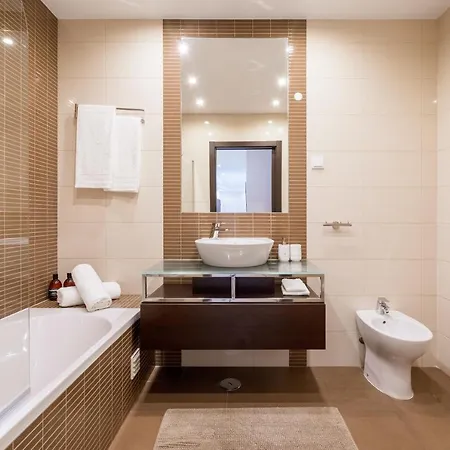 Albufeira-old Town, Luxury & Comfy 2 Bedrooms אלבופיירה